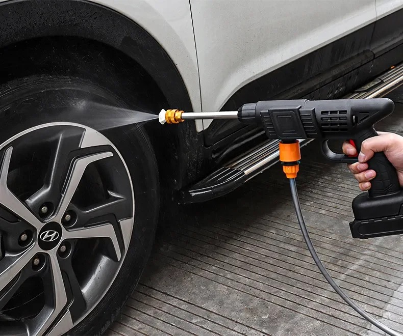 akumulatorna-vodostruyka-s-dve-baterii-2