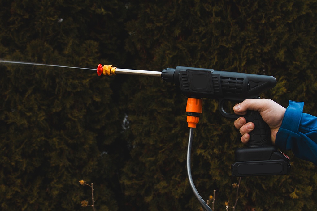 akumulatorna-vodostruyka-s-dve-baterii-mp-12