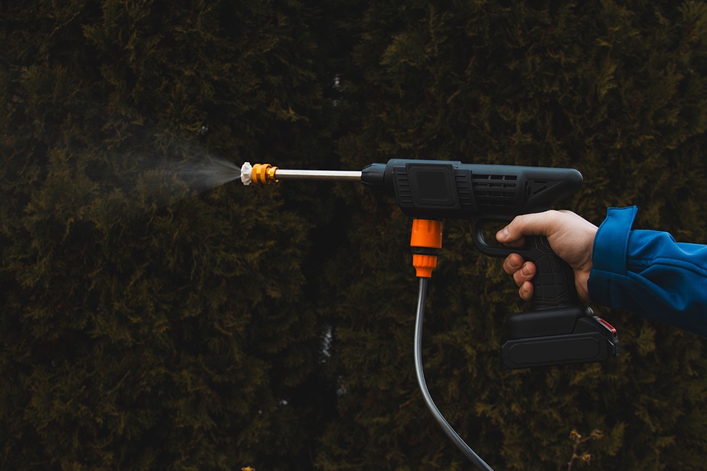 akumulatorna-vodostruyka-s-dve-baterii-mp-13