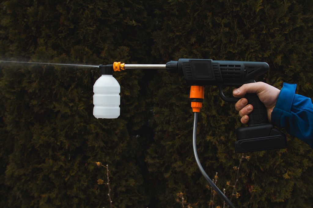 akumulatorna-vodostruyka-s-dve-baterii-mp-14