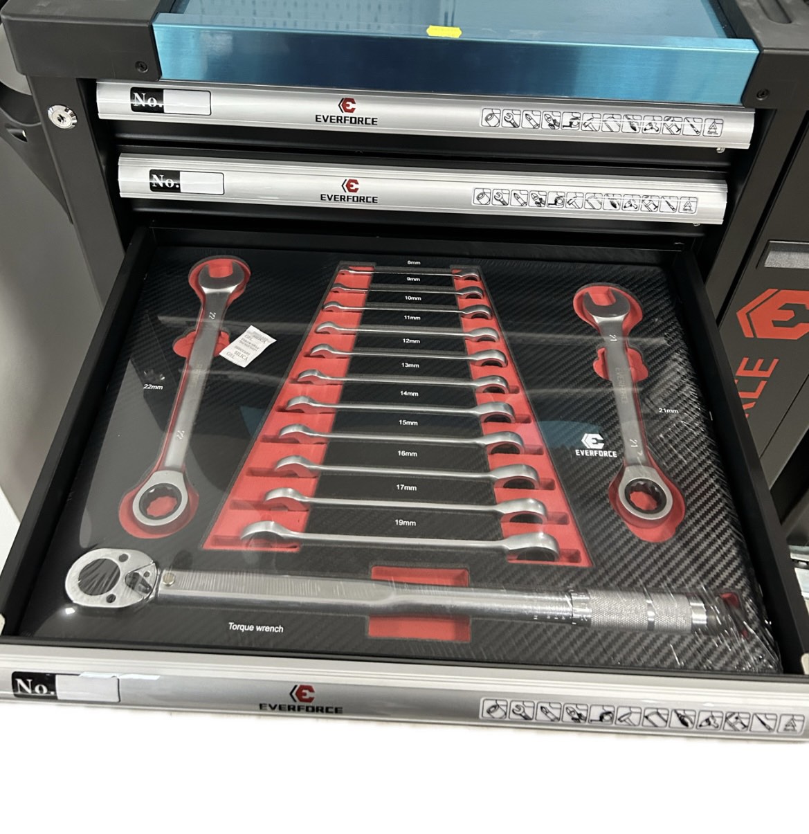 profesionalen-shkaf-s-instrumenti-everforce-s-7-chekmedzheta-i-otdelenie-za-zakachane-na-instrumenti-erastore24-1