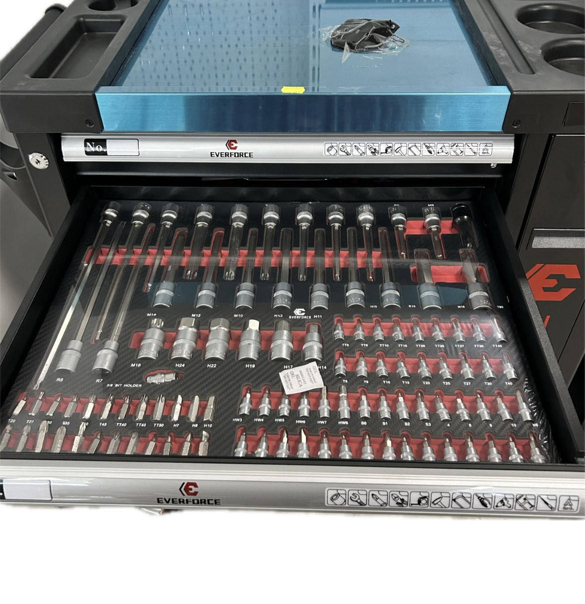 profesionalen-shkaf-s-instrumenti-everforce-s-7-chekmedzheta-i-otdelenie-za-zakachane-na-instrumenti-erastore24